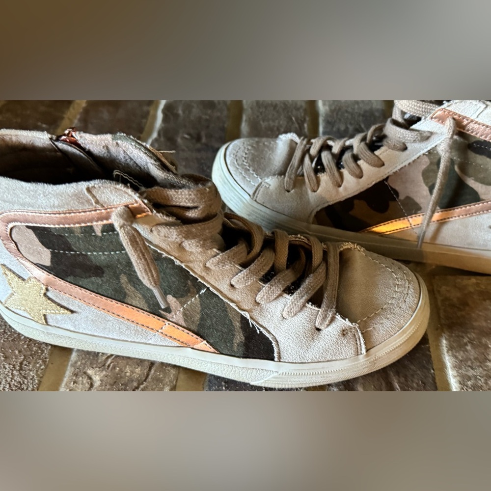 ShuShop Camouflage High-Top Sneakers with Tan and Orange Accents Roxanne Sz 9